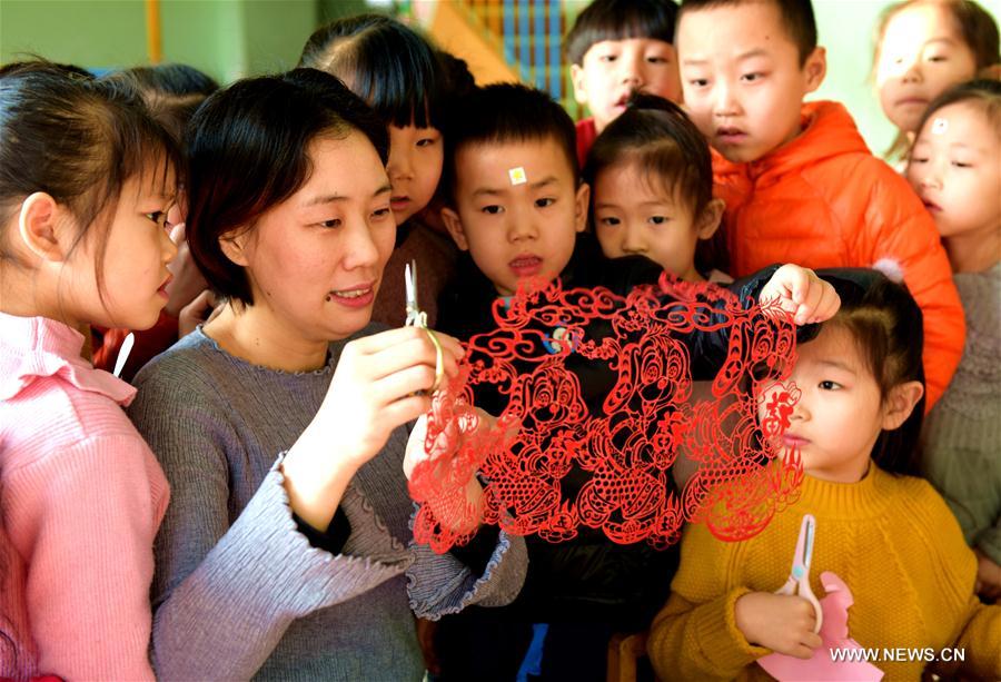 تعلم فن قص الأوراق الصيني لاستقبال عيد الربيع(Xinhua)